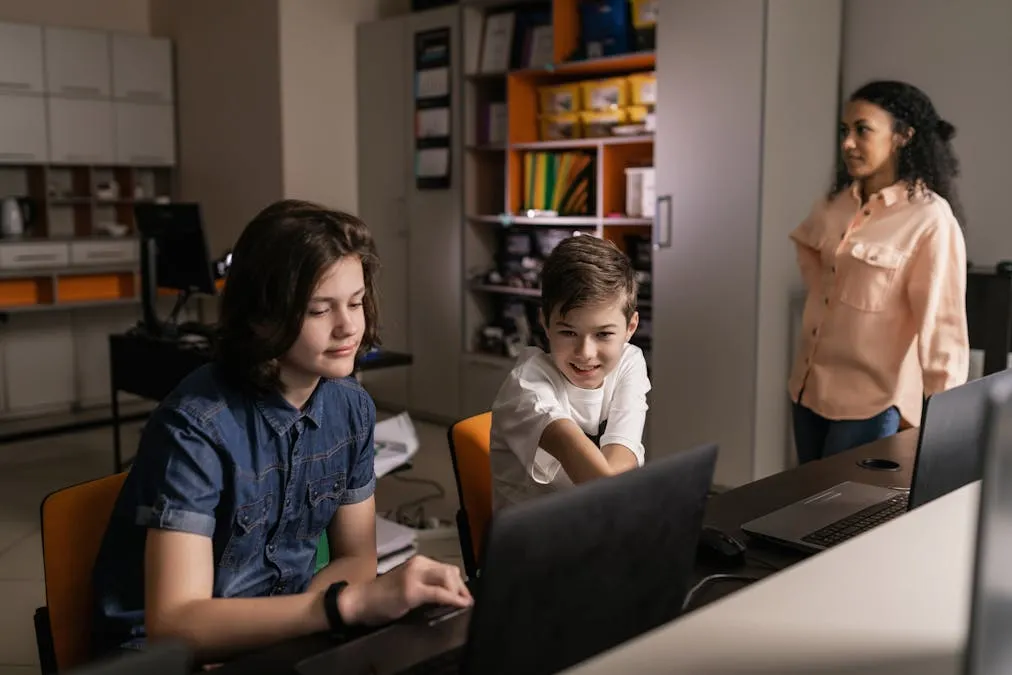Mon enfant passe trop de temps sur les ecrans : comment transformer ce temps en apprentissage