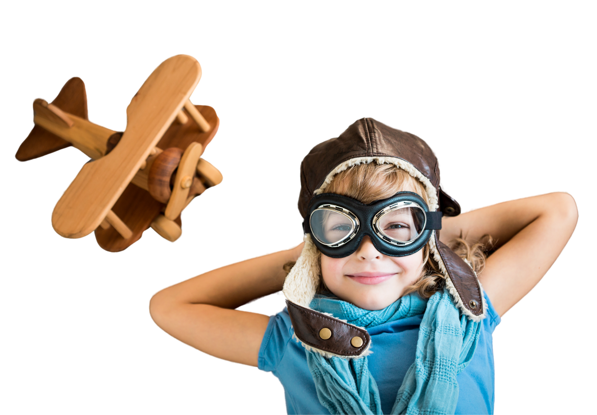 garçon avec des lunettes et un casque d'aviateur, à côté d'un avion en bois